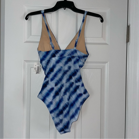 Amazon Essentials Plunge Tummy Control Shaping Swimsuit - Picture 2 of 9